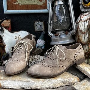 Woman’s Very volatile Wingtip Oxford’s.